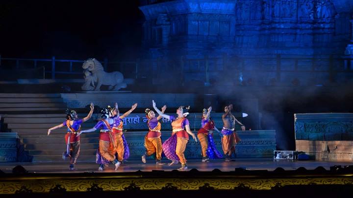 खजुराहो में नृत्य की भाव भंगिमाओं से सजा आनंद का कोलाज़
